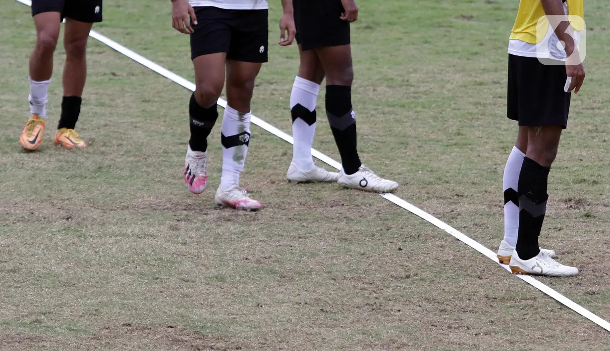 Pesepakbola Timnas U-19 Indonesia menggunakan kaos kaki yang berbeda saat latihan di Lapangan A Gelora Bung Karno, Jakarta, Selasa (30/8/2022). Pelatih Shin Tae-yong menjelaskan, penggunaan kaos kaki yang berbeda (putih untuk kaki kiri dan hitam untuk kaki kanan) dimaksudkan untuk memantau kekuatan dan kelemahan kaki pemain. (Liputan6.com/Helmi Fithriansyah)
