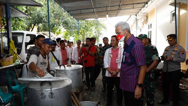 Gubernur Jawa Tengah Ganjar Pranowo, memastikan pasokan logistik dan makan untuk para pengungsi banjir Pekalongan aman selama berada di tenda pengungsian.