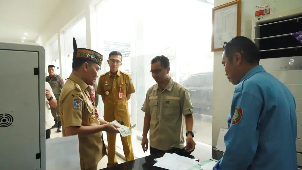 Sidak Samsat Palangka Raya, Gubernur Agustiar Sabran Tegaskan Berantas Pungli dan Calo