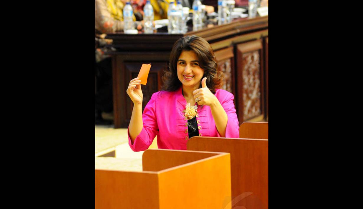 Senator asal Gorontalo, Hana Hasanah Fadel Muhammad saat pemungutan suara pemilihan calon pimpinan MPR perwakilan DPD, Jakarta, (6/10/14). (Liputan6.com/Andrian M Tunay)