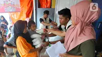 Warga antre mendapatkan pampers dan biskuit bagi anak-anak di Posko pengungsian Mangunkerta, Cianjur, Jumat (23/12/2022). Lebih dari sebulan sejak musibah gempa bumi 5,2 SR sejumlah warga masih tinggal di pengungsian dengan bantuan kebutuhan hidup dari para donatur. (merdeka.com/Arie Basuki)