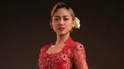 Penampilan Sisca JKT48 saat memakai kebaya ini pun kerap jadi sorotan. Dirinya juga terlihat anggun dalam balutan kebaya berwarna merah lengkap dengan kain batik. (Liputan6.com/IG/@jkt48sisca)