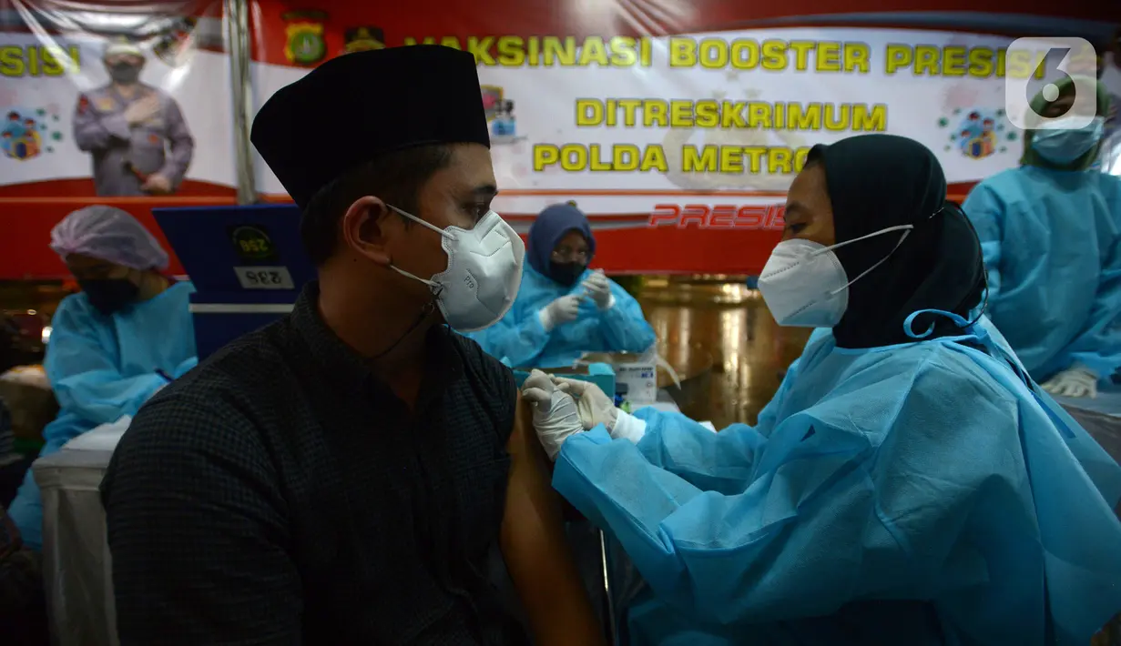 Petugas kesehatan menyuntikkan vaksin booster kepada warga di halaman Masjid Istiqlal, Jakarta, Selasa (5/4/2022). Kegiatan vaksinasi yang digelar Ditreskrimum Polda Metro Jaya ini menyediakan 1.000 dosis vaksin Pfizer dan Astrazeneca. (merdeka.com/Imam Buhori)