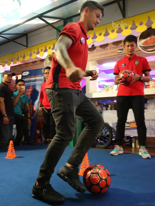 Pemain Bali United, Irfan Bachdim, menggiring bola saat acara Meet and Greet bertema “Bicara Gaya Hidup Bintang Sepakbola Bersama Bali United di Rumah Indofood” di Jakarta Fair, Selasa (11/7/2017). (Dokumentasi Penyelenggara)