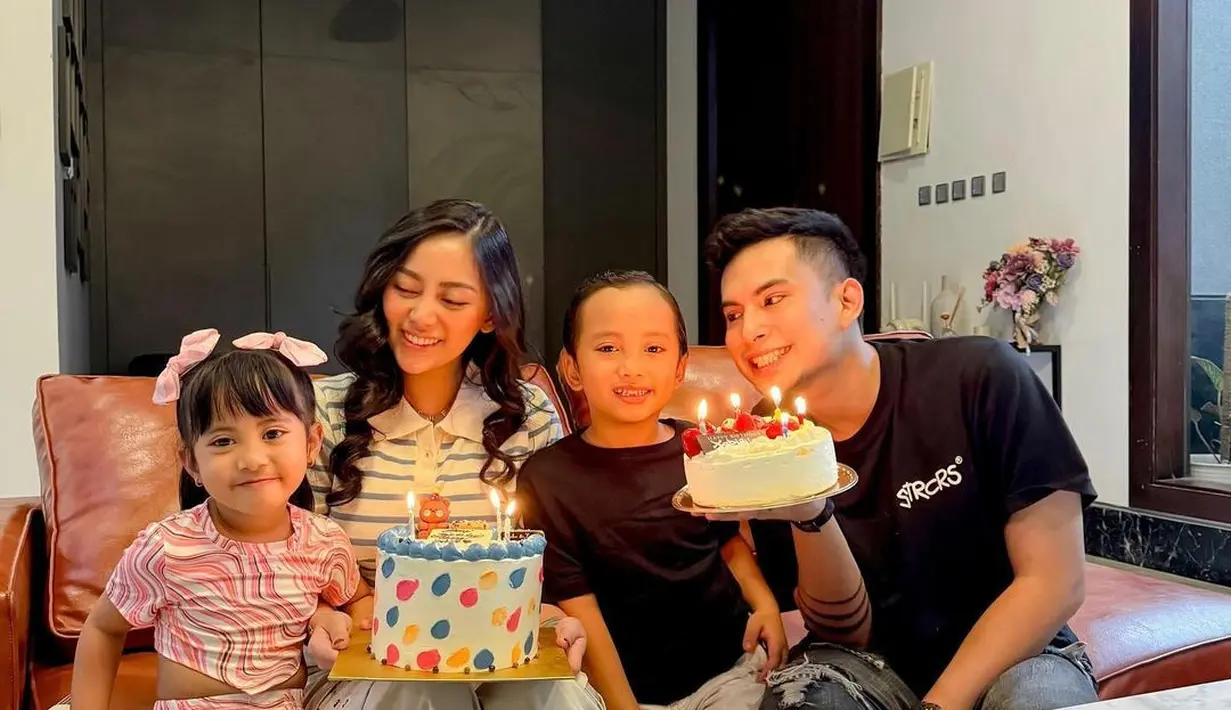 Selasa (12/12/2023) Xabiru genap usia 6 tahun. Meski telah cerai dan pisah rumah, tapi mantan pasangan suami istri ini tetap kompak demi sang buah hati. [Instagram/rachelvennya]