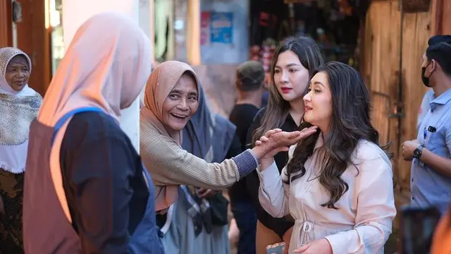 Sempat Dicium Warga, Ini 7 Potret Nafa Urbach Saat Blusukan di Pasar Wonosobo