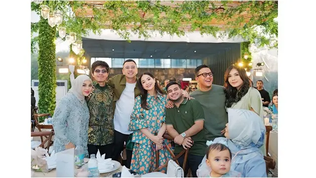 8 Potret Artis di Acara Pengajian dan Mitoni Shandy Purnamasari, Bertabur Bintang