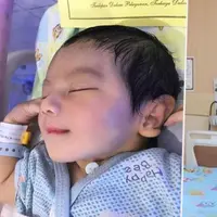 Dokter ganteng ini awalnya dikira ayah dari si bayi ganteng, tapi ternyata si dokter ganteng masih jomblo lho. (Instagram)