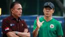 <p>Pelatih kepala Timnas Indonesia U-20, Shin Tae-yong (kanan) berbincang dengan Ketua Umum PSSI, Mochamad Iriawan saat latihan persiapan Kualifikasi Piala Asia U-20 2023 yang berlangsung di Lapangan A Gelora Bung Karno, Jakarta, Selasa (30/08/2022). (Bola.com/Bagaskara Lazuardi)</p>