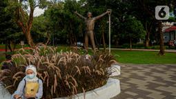 Patung Kosmonaut Rusia Yuri Alekseyevich Gagarin atau akrab disebut Yuri Gagarin yang diletakkan di Taman Mataram, Kebayoran Baru, Jakarta, Minggu (14/3/2021). Pemberian hadiah patung itu menjadi penanda 70 tahun hubungan bilateral antara Indonesia-Rusia atau Uni Soviet. (Liputan6.com/Faizal Fanani)