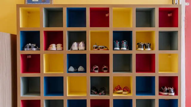 Menata Barang Berdasarkan Warna