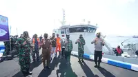 Prosesi penyambutan KAL Rajegwesi tersebut disaksikan langsung oleh Bupati Abdullah Azwar Anas bersama Komandan Pangkalan TNI AL Banyuwangi Letkol Laut (P) Joko Setiyono.