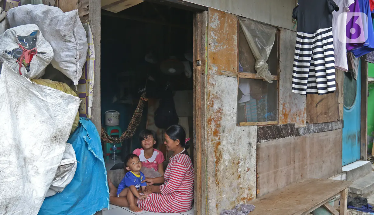 Aktivitas warga di permukiman padat kawasan Muara Angke, Jakarta, Rabu (5/2/2020). Warga pesisir Jakarta yang mayoritas hanya berprofesi sebagai nelayan merupakan salah satu golongan rentan kemiskinan karena kesejahteraannya belum diperhatikan penuh oleh pemerintah. (Liputan6.com/Herman Zakharia)