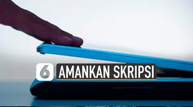 Berkas skripsi yang banyak sangat penting untuk diamankan demi lancarnya kelulusan.