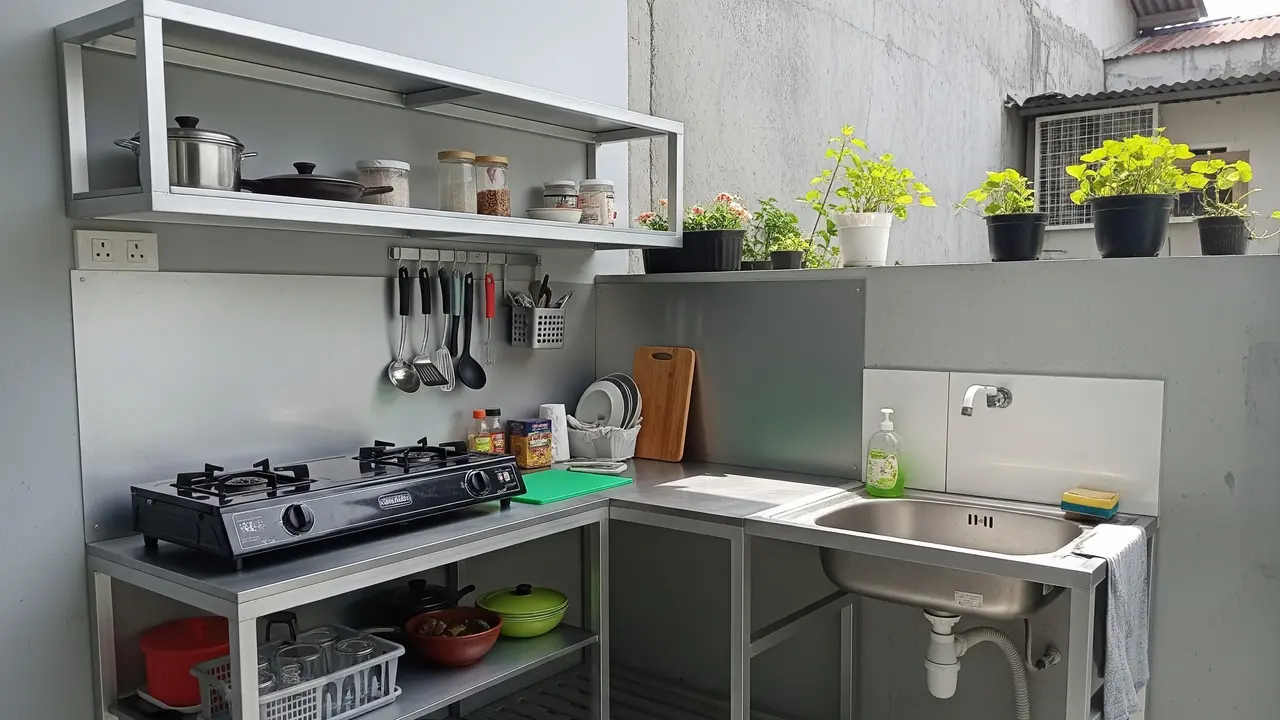 9 Desain Dapur Kecil Baja Ringan di Sudut Belakang Rumah, Fungsional dan Estetis