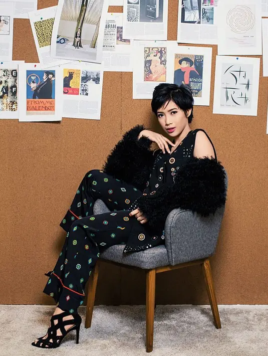 Seperti halnya saat sesi pemotretan yang satu ini, Dhea dengan black outfitnya begitu kece. Apalagi terdapat aksen bulu-bulu di bagian lengannya. (Instagram/dheaseto)