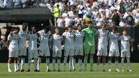 Para pemain Real Madrid mengheningkan cipta selama satu menit untuk memberi penghormatan kepada penyerang Liverpool asal Portugal, Diogo Jota, dan saudaranya Andre Silva, yang meninggal dunia setelah kecelakaan mobil, menjelang pertandingan perempat final Piala Dunia Antarklub 2025 antara Real Madrid dari Spanyol dan Borussia Dortmund dari Jerman di stadion MetLife di East Rutherford, New Jersey, Minggu dini hari WIB (6-7-2025). (JUAN MABROMATA/AFP)