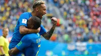 Penyerang Brasil, Neymar rekan setimnya, Douglas Costa merayakan gol ke gawang Kosta Rika pada akhir pertandingan Grup E di St Petersburg, Rusia Jumat (22/6). Pada laga ini Neymar berhasil mencetak gol perdana di Piala Dunia 2018. (AP/Dmitri Lovetsky)
