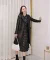 Shin Hye Sun kerap tampil totalitas di setiap drama yang diperankan dan mampu membuat penonton terkesima dengan aktingnya. Ia nampak mengenakan coat dan dress hitam dengan membawa shoulder bag putihnya. (@shinhs831)