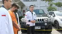 Afiliator judi online yang ditangkap Polda Riau bersama sitaan aset berupa mobil mewah. (Liputan6.com/M Syukur)