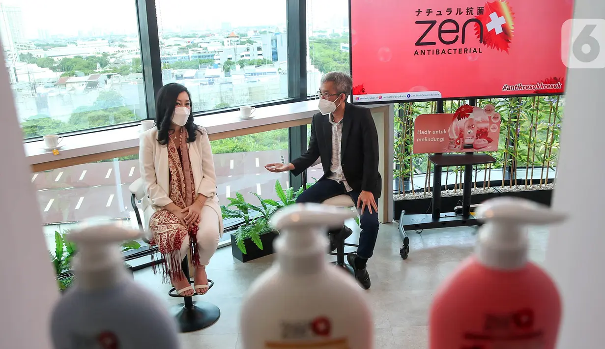dr. Arini Widodo memeriksa kulit pasien di sela-sela talkshow vitual ZEN Antibacterial Soap di Jakarta (12/11/2021). Sejak PPKM mulai longgar data Indonesia Water Institute selama pandemi terjadi peningkatan 3 kali lipat kebiasaan mandi dan berpotensi tejadinya kulit kering. (Liputam6.com/HO/Randi)