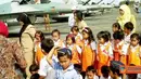 Citizen6, Kalimantan: Para murid TK Angkasa sangat antusias ketika berfoto dengan Pesawat F-16 di Lanud Syamsuddin Noor, Selasa (14/6). (Pengirim: Hendra)