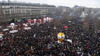 Aksi protes menentang reformasi pensiun di Prancis pada Kamis (19/1/2023). (Dok. AFP)