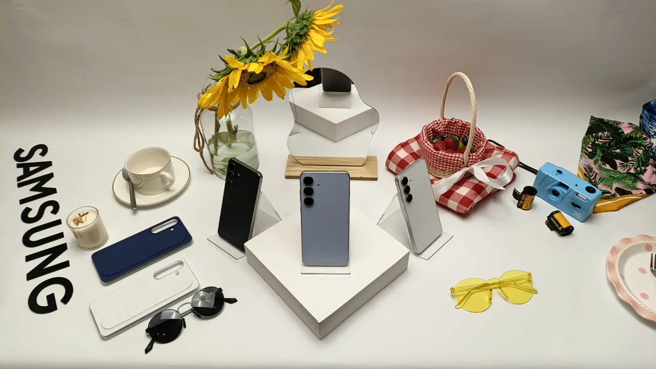 Display Model Samsung Galaxy S25 FE saat acara pengenalan di Jakarta.