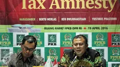 Direktur Eksekutif Cita Yustinus Prastowo (kiri) dan Anggota DPR-RI Fraksi PKB Cucun Ahmad Syamsurijal saat Mengurai Kontroversi RUU Pengampunan Pajak Tax Amnesty di ruang F-PKB, Jakarta, Selasa (19/4/2016). (Liputan6.com/Johan Tallo)