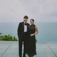 Lihat di sini gaya couple Vidi Aldiano-Sheila Dara dan Omara Esteghlal-Prilly Latuconsina saat kondangan Angga Yunanda-Shenina Cinnamon. [@vidialdiano/@omara.esteghlal].