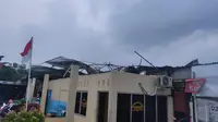 Atap Pospol di Terminal Terpadu Kota Depok mengalami kerusakan akibat terjangan angin kencang. (Liputan6.com/Dicky Agung Prihanto)
