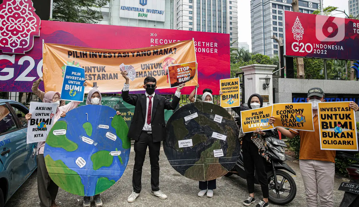 <p>Aktivis Climate Rangers Jakarta, XR Jakarta, dan 350 Indonesia berunjuk rasa di depan Gedung Kementerian Investasi/BKPM, Jakarta, Jumat (22/4/2022). Aktivis menuntut pemerintah serius dalam memilih investasi yang baik bagi kelestarian bumi. (Liputan6.com/Faizal Fanani)</p>