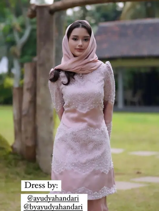 Tak berbeda jauh dari Ashanty dan Arsy, Sarah juga mengenakan kerudung di momen tersebut.