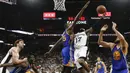 Pebasket San Antonio Spurs, Jonathan Simmons, menghindari block pebasket Golden State Warriors, Kevin Durantpada laga final NBA Wilayah Barat di San Antonio, Sabtu (20/5/2017). Spurs kalah 108-120 dari Warriors. (EPA/Darren Abate)