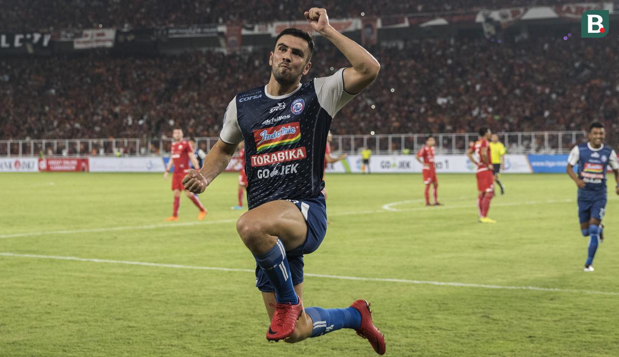 Gelandang Arema FC, Ahmed Atayev, merayakan gol yang dicetaknya ke gawang Persija Jakarta pada laga Liga 1 di SUGBK, Jakarta, Sabtu (31/3/2018). Persija menang 3-1 atas Arema FC. (Bola.com/Vitalis Yogi Trisna)
