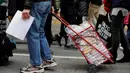 Warga mengantre untuk menghancurkan setumpuk rekening dalam "Good Riddance Day" di Times Square, New York, Rabu (28/12). Mereka berkumpul membuang barang-barang yang mengingatkan pada kenangan buruk menjelang pergantian tahun. (REUTERS/Darren Ornitz)