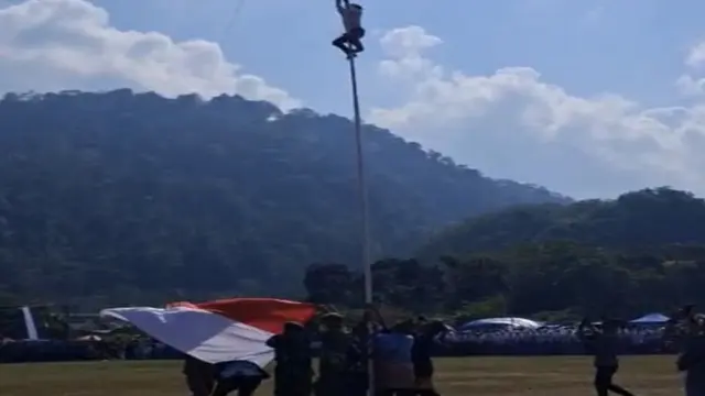 Aksi Bocah SD di Lampung Naik Tiang Demi Merah Putih Tetap Berkibar