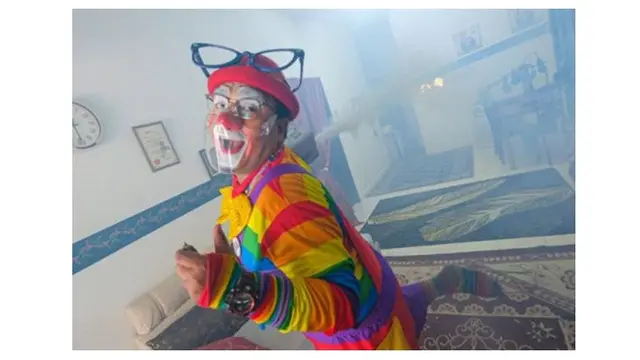 Kisah Pria Tawarkan Jasa Sanitasi Rumah Pakai Kostum Badut Ini Bikin Haru
