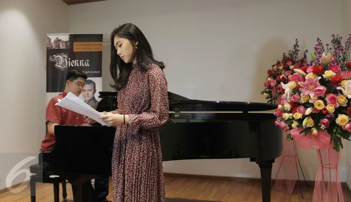 Penyanyi Isyana Sarasvati dan Pianis Jonathan Kuo saat latihan jelang konser Vienna at the Turn of 19th Century, di Jakarta, Rabu (3/5). Mereka akan memainkan nomor panjang seperti Piano Concerto nomor 3 in C Minor karya Beethoven. (Liputan6.com)