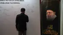 Dalam kegiatan tersebut, warga yang hadir turut menandatangani petisi sebagai bentuk solidaritas dan kepedulian terhadap para korban, termasuk pejabat dan masyarakat sipil Iran yang terdampak situasi konflik. Tampak dalam foto, seorang pria menandatangani dinding penghormatan sementara untuk mendiang Pemimpin Tertinggi Iran Ayatollah Ali Khamenei di kediaman duta besar Iran untuk Indonesia, Jakarta, Kamis 5 Maret 2026. (AP Photo/Tatan Syuflana)