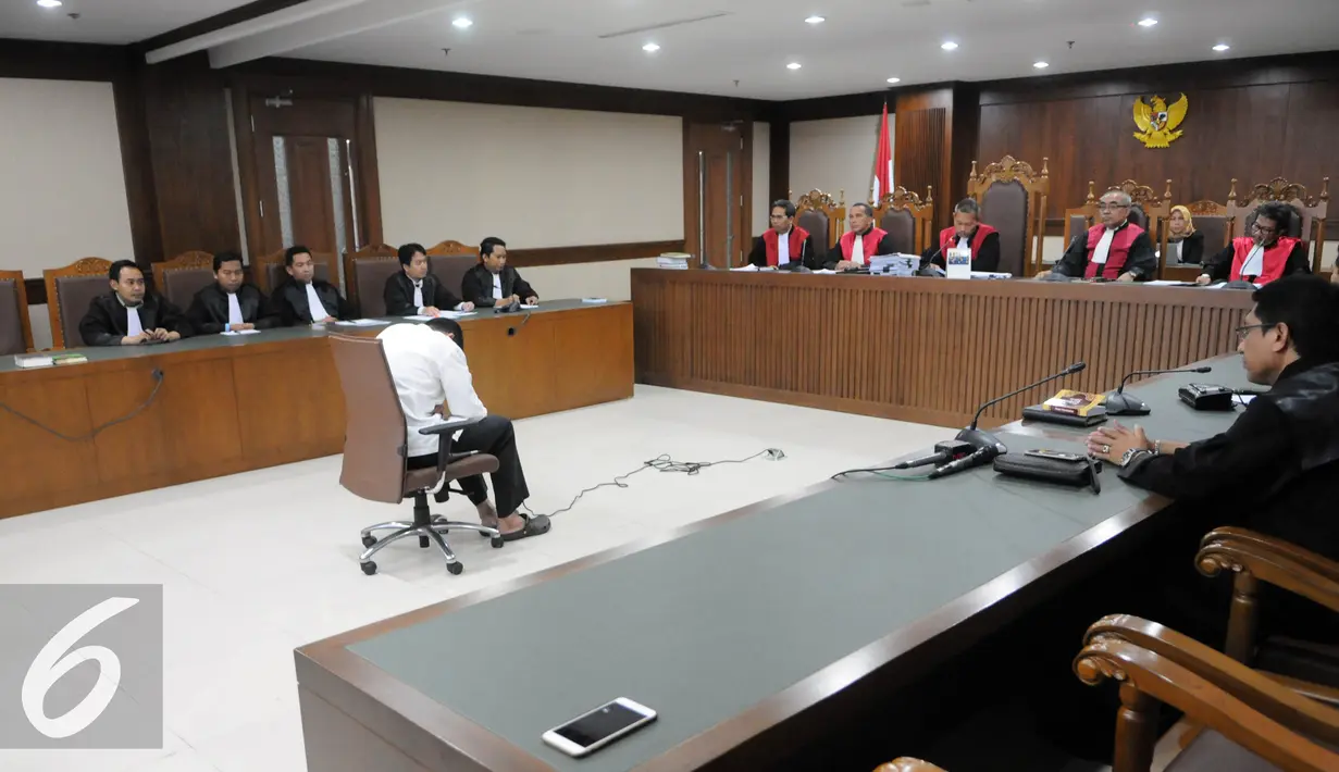 M. Nazaruddin tersangka Wisma Atlet saat mengikuti sidang vonis di pengadilan Tipikor, Jakarta,Rabu (15/6) Nazarudin divonis 6 tahun penjara denda 1 miliar subsider 1 tahun. (Liputan6.com/Helmi Afandi)