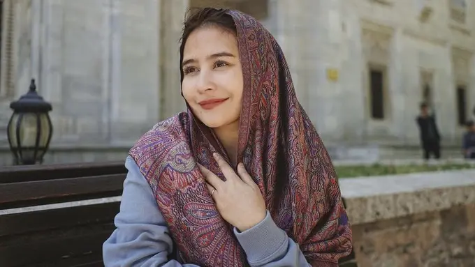 Prilly Latuconsina Kenakan Pashimana saat Berada di Turki