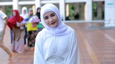 Meskipun punya jadwal yang padat, tapi hal itu tak membuat Prilly Latuconsina lupa untuk ibadah. Terlebih, lahir dari keluarga yang religius pun membangun pribadi gadis 21 tahun itu menjadi sosok agamis. (Deki Prayoga/Bintang.com)