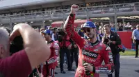 Pecco Bagnaia usai finis pertama pada Sprint Race MotoGP Barcelona di Sirkuit Catalunya hari Sabtu (16/11/2024) malam WIB. (Manaure Quintero / AFP)