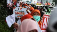 Antusias pendukung membawa poster saat menyambut kedatangan Anies Baswedan untuk menghadiri deklarasi Capres 2024 di Kantor DPP PKS, Jakarta, Kamis (23/2/2023). Anies Baswedan resmi diusung Majelis Syura Partai Keadilan Sejahtera (PKS) sebagai calon presiden (capres) pada Pilpres 2024. (Liputan6.com/Johan Tallo)