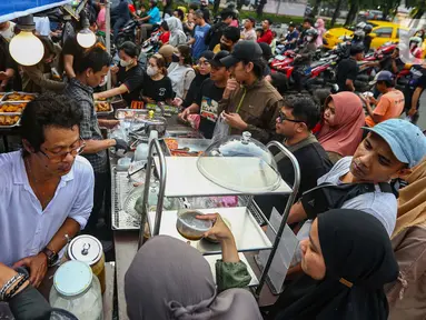 Warga membeli peganan untuk berbuka puasa di kawasan jalan Panjang, Jakarta Barat, Selasa (12/3/2024). (Liputan6.com/Angga Yuniar)