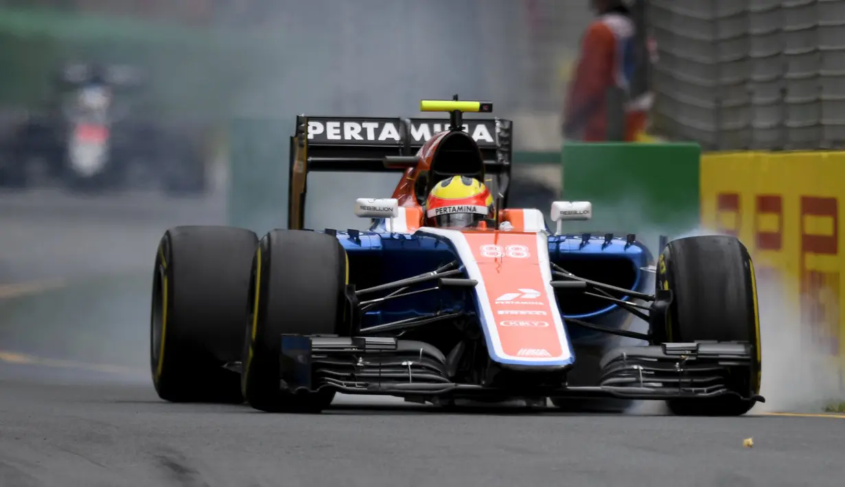 Mobil Pembalap Manor Racing F1 Rio Haryanto terkunci rodanya selama sesi latihan ketiga di Australian Formula One Grand Prix di Melbourne (19/3). Rio akan menjalani seri pertama Formula 1 di Albert Park Minggu, 20 Maret 2015. (REUTERS/Jason Reed)