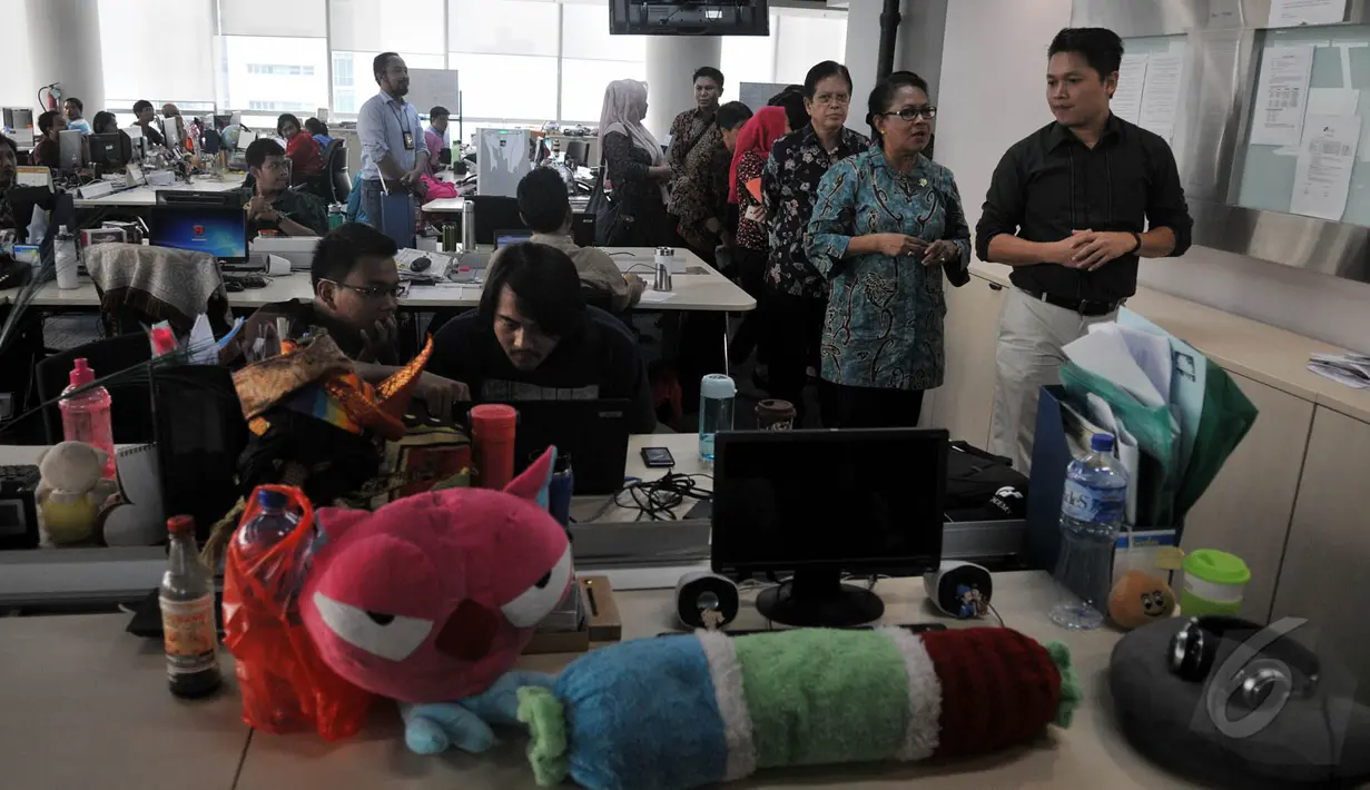 Menteri Pemberdayaan Perempuan dan Perlindungan Anak Yohana Susana Yembise melakukan kunjungan ke kantor Liputan6.com, Jakarta, Senin (19/5/2015). Yohana berkeliling melihat aktivitas redaksi. (Liputan6.com/JohanTallo)
