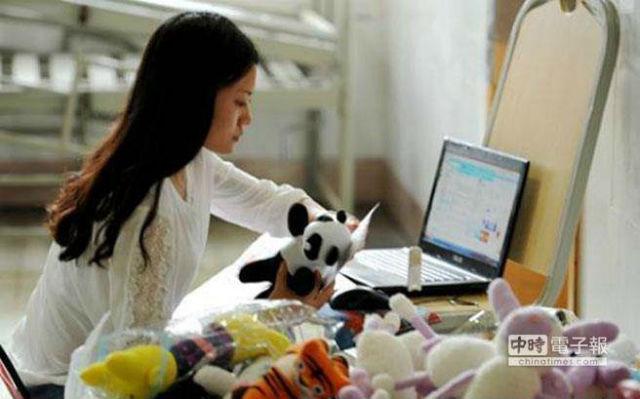 Sukarelawan membantu menjual boneka Zhou Jie | Photo copyright Shanghaiist.com