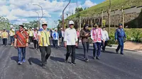 Menteri Perhubungan Budi Karya Sumadi meninjau lokasi jalur Trem Otonom di Jalan Sumbu Kebangsaan pada Kawasan Inti Pusat Pemerintahan (KIPP) IKN. (Dok Kemenhub)